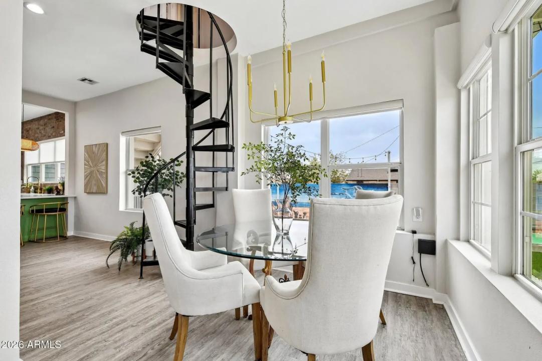 Real Estate Picture 14