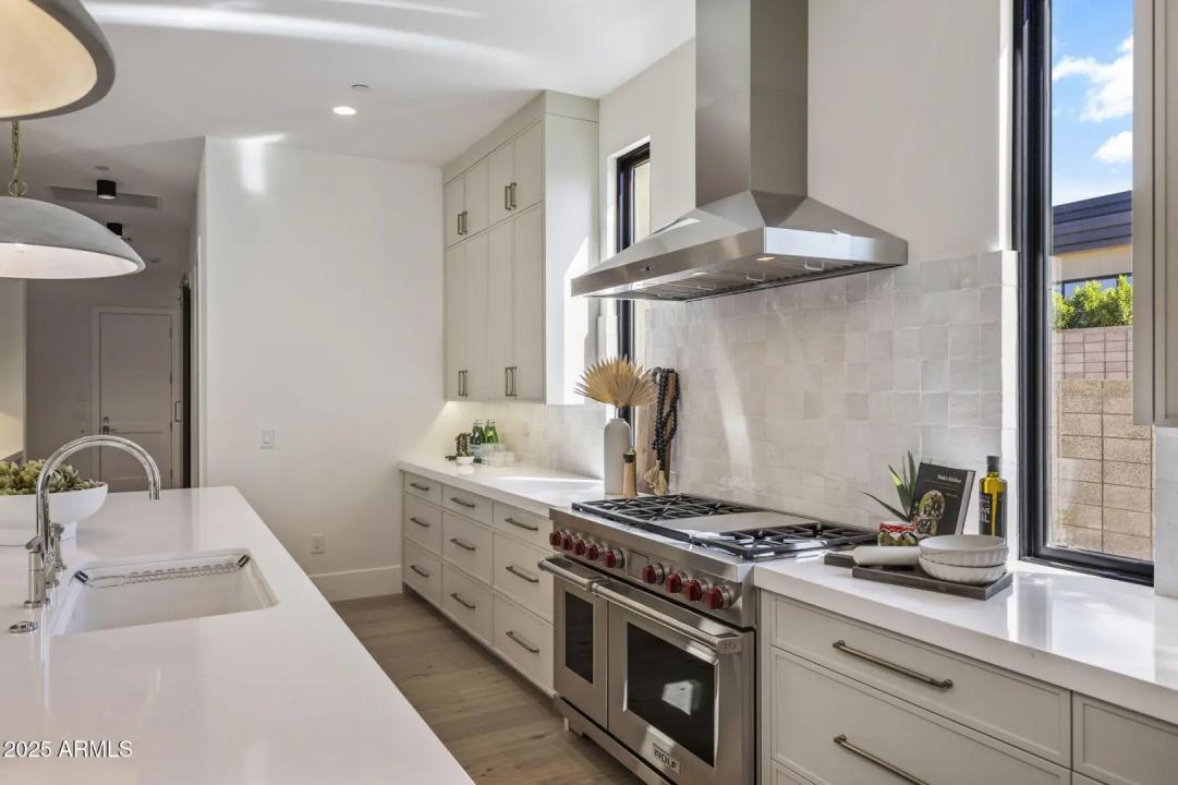 Real Estate Picture 12