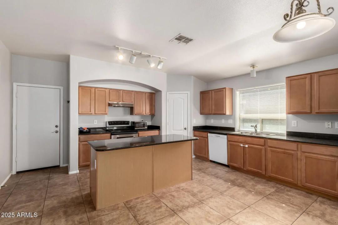 Real Estate Picture 10