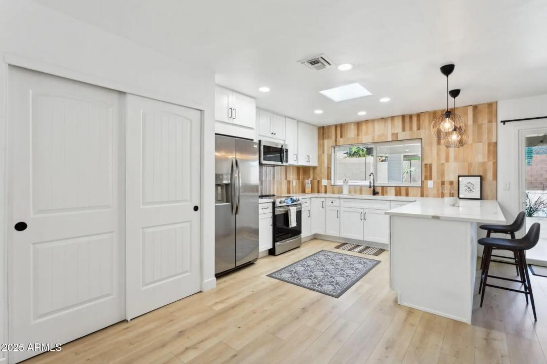 Real Estate Picture 4