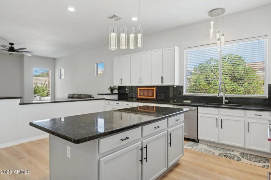 Real Estate Picture 17
