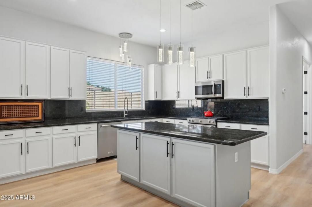 Real Estate Picture 18