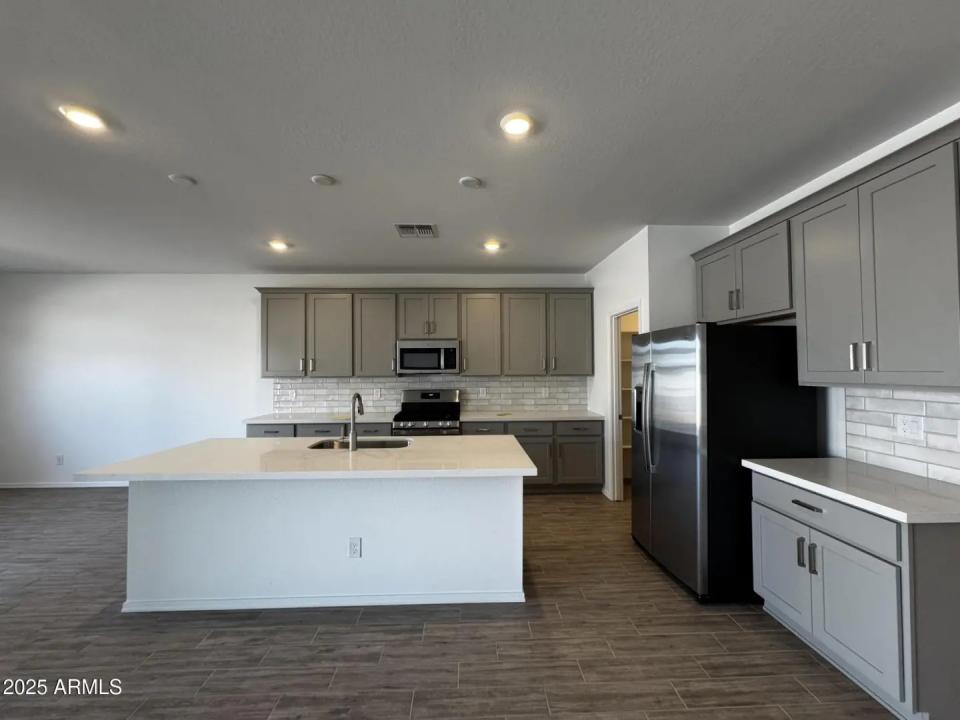 Real Estate Picture 9