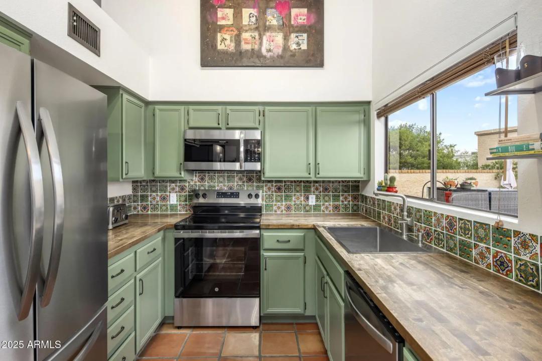 Real Estate Picture 15