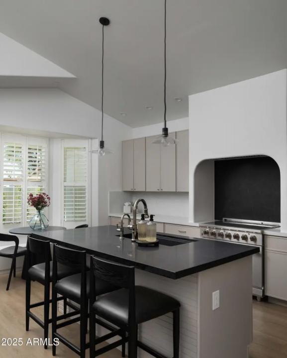 Real Estate Picture 9