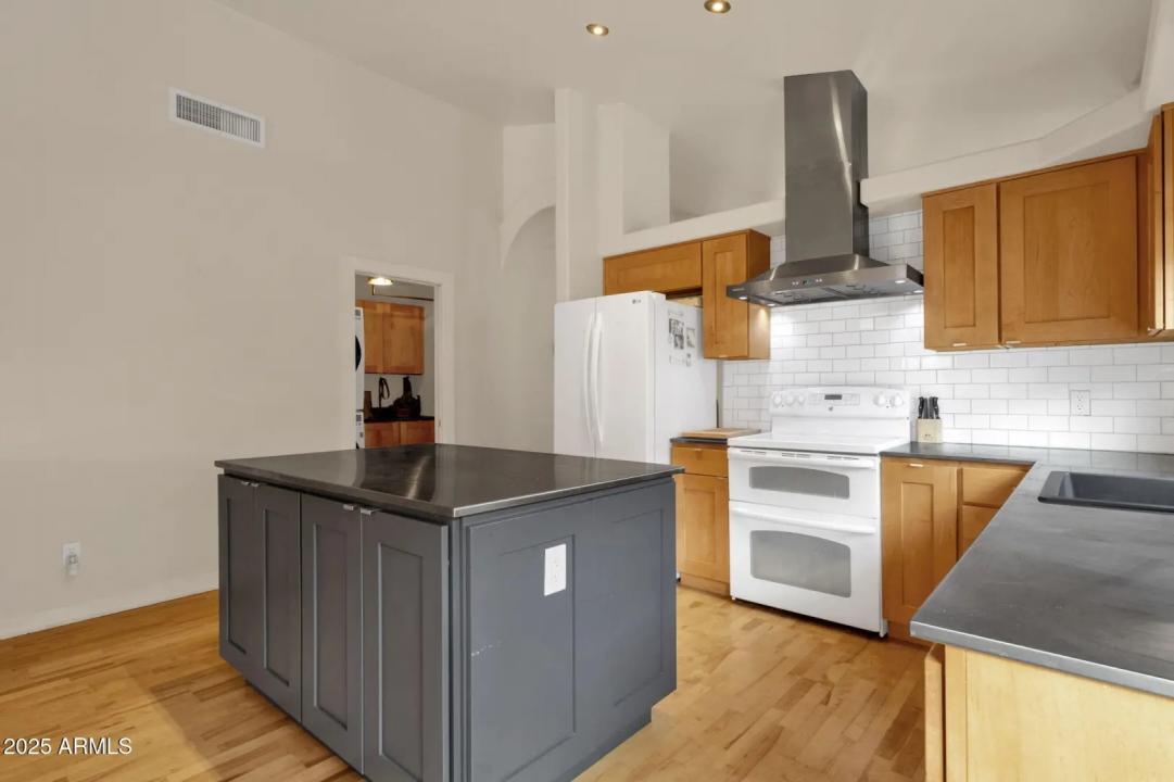 Real Estate Picture 14