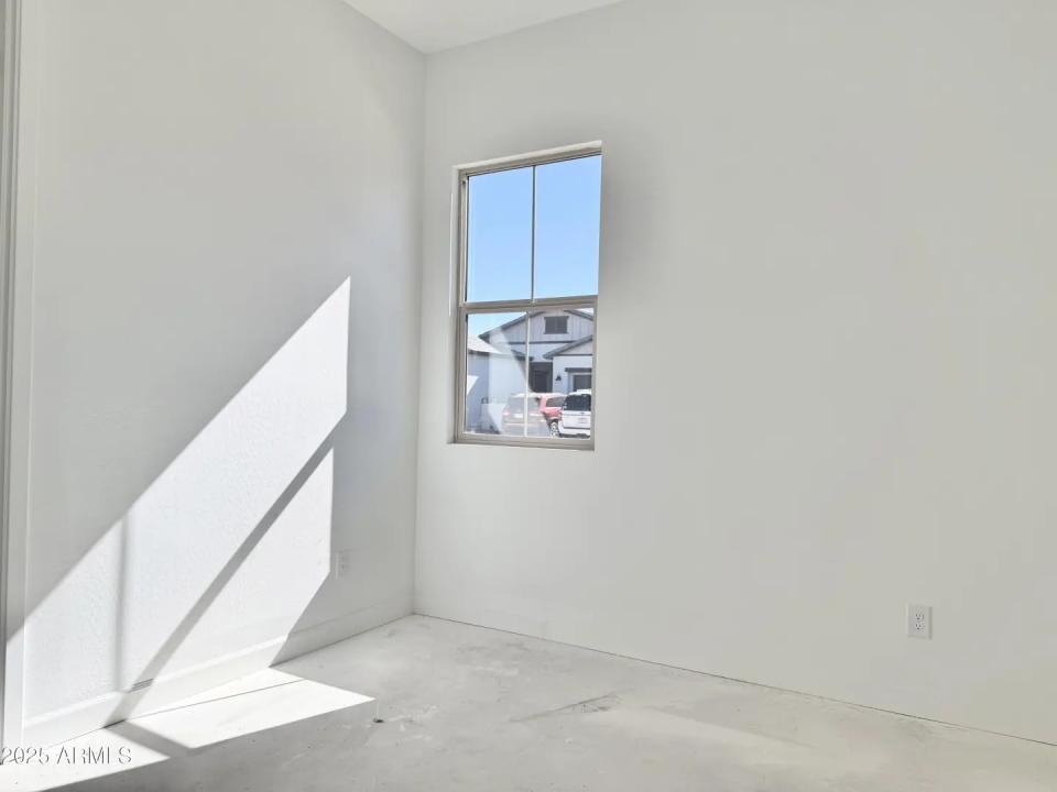 Real Estate Picture 4