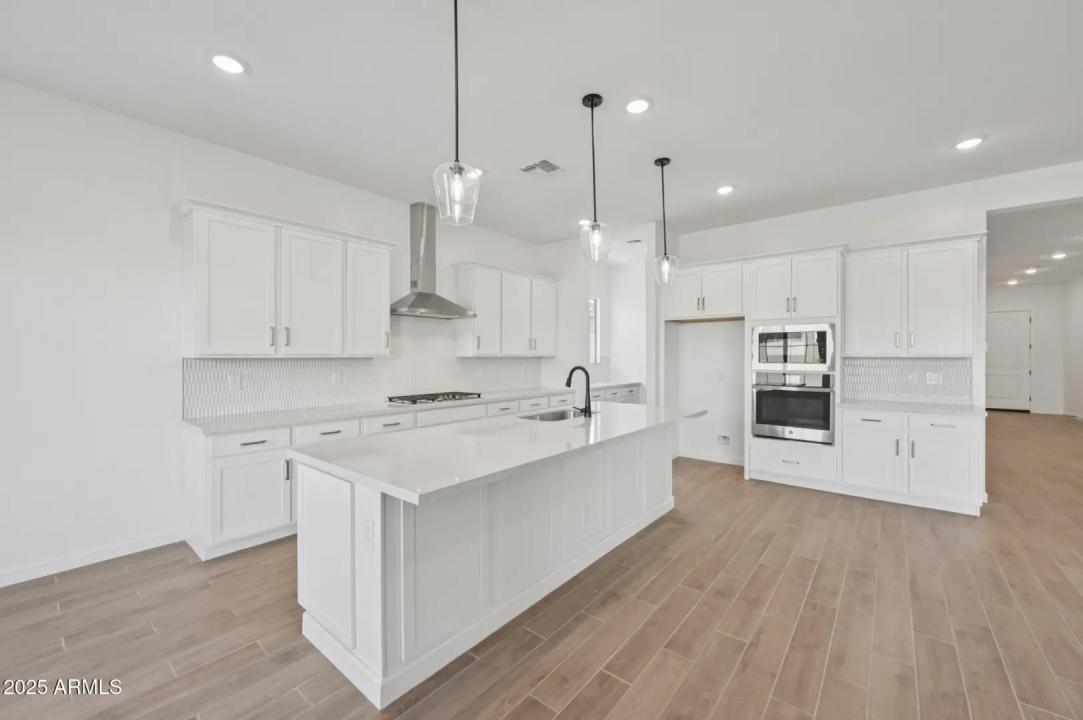 Real Estate Picture 14