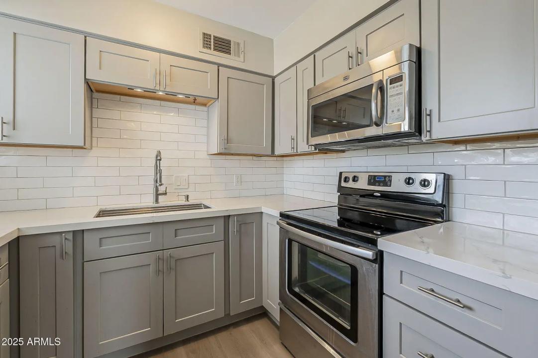 Real Estate Picture 11