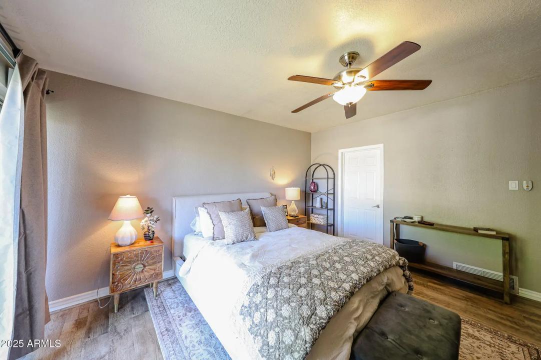 Real Estate Picture 12