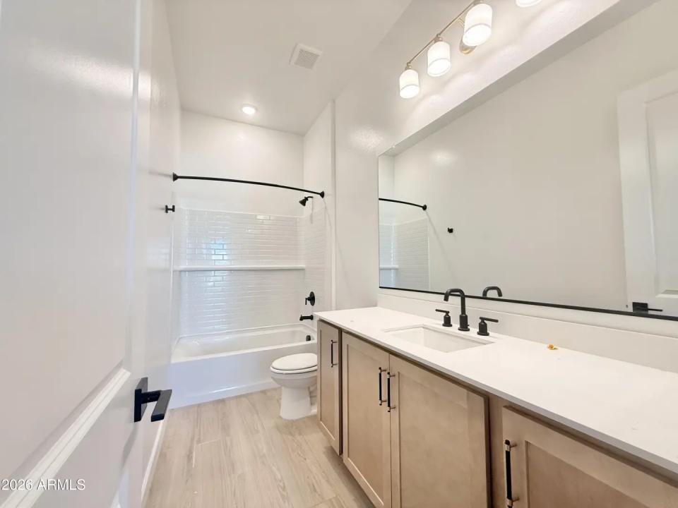 Real Estate Picture 3