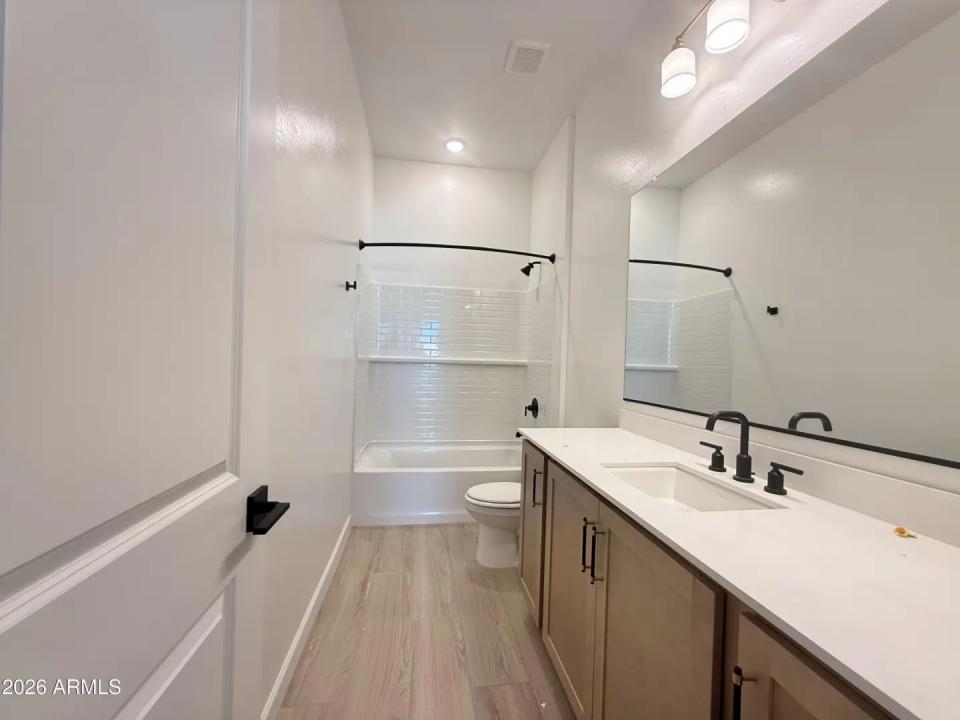 Real Estate Picture 4