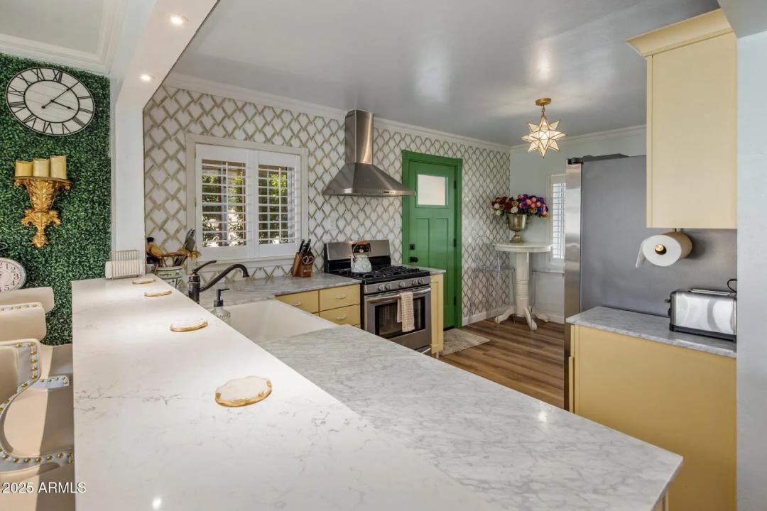 Real Estate Picture 4
