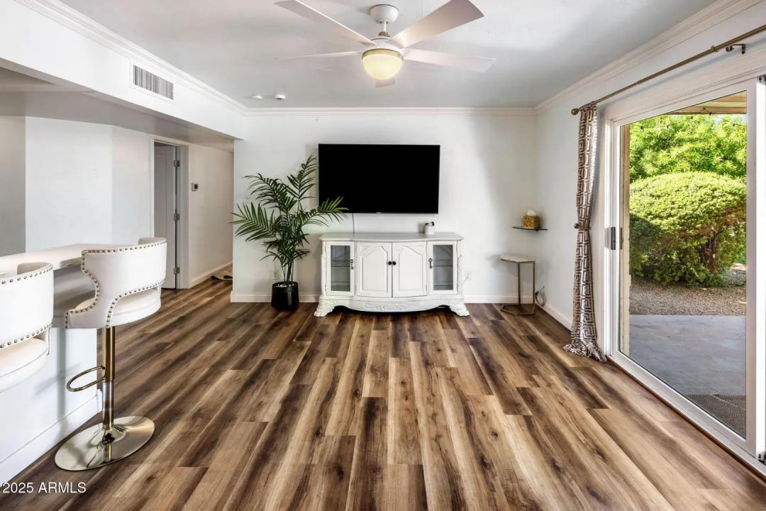 Real Estate Picture 11