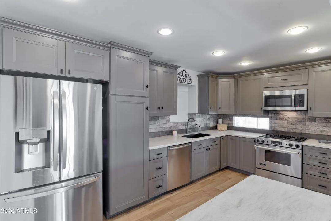 Real Estate Picture 4