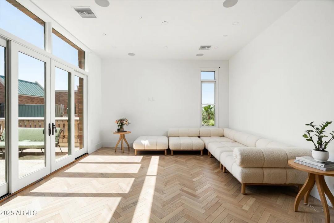 Real Estate Picture 11