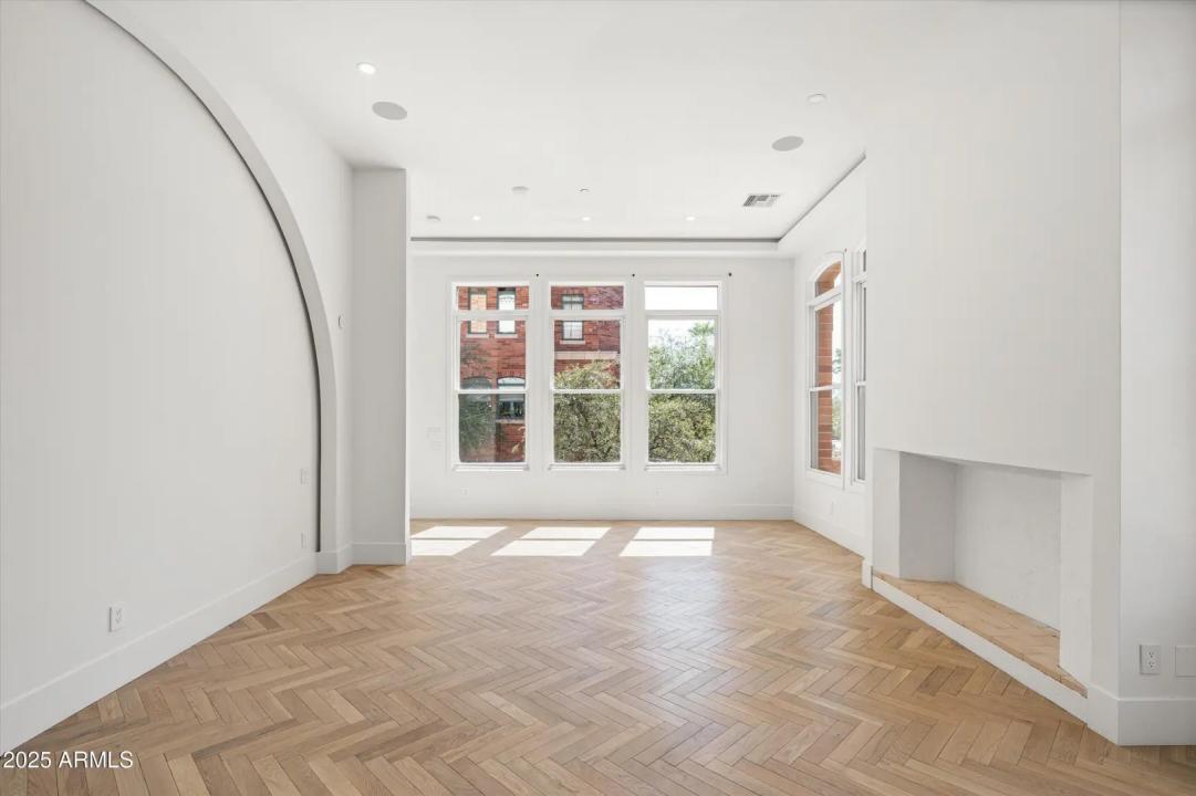 Real Estate Picture 18