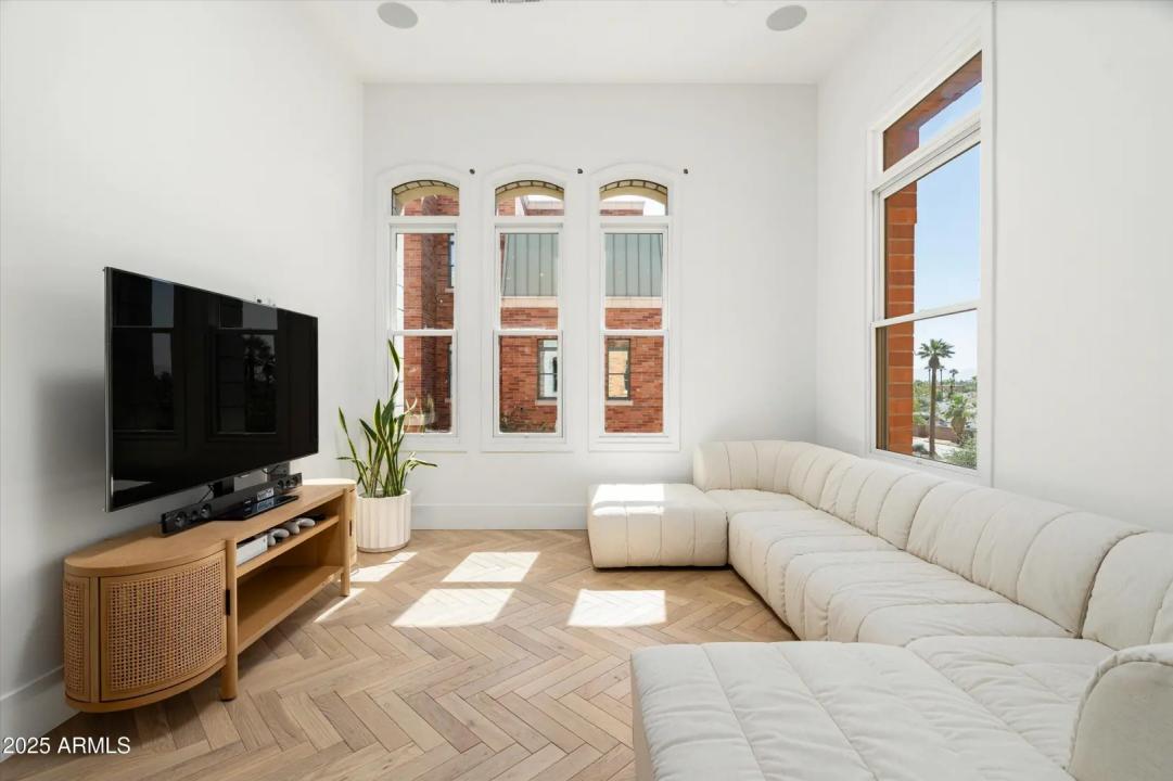 Real Estate Picture 22