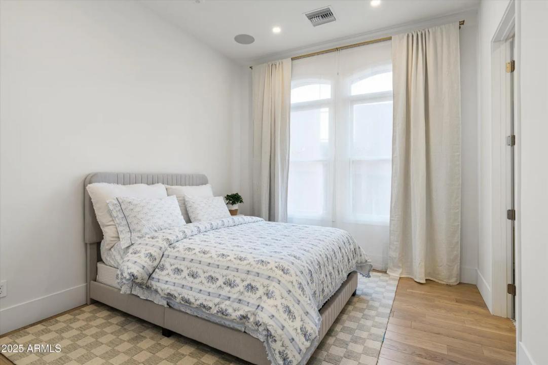 Real Estate Picture 24