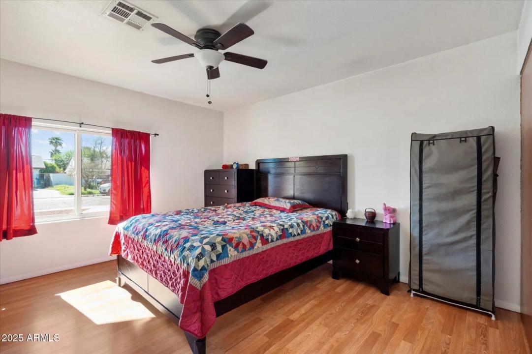 Real Estate Picture 8
