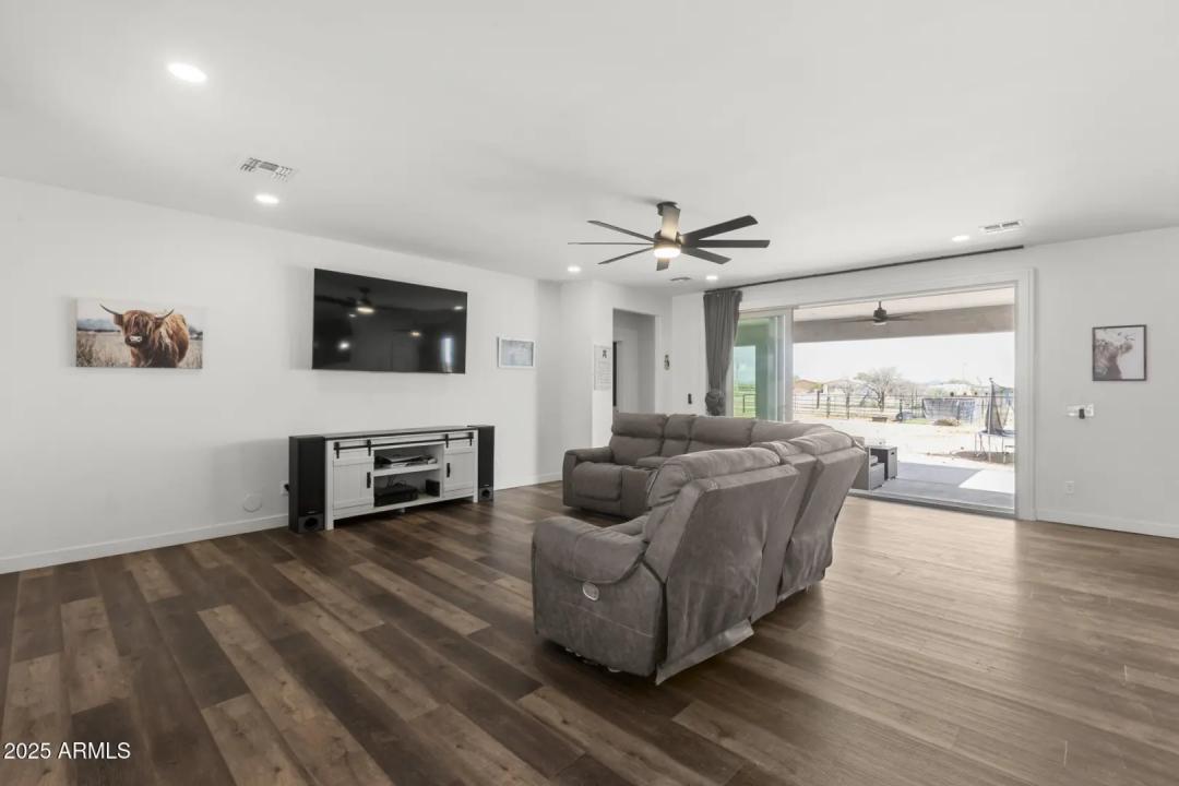Real Estate Picture 11