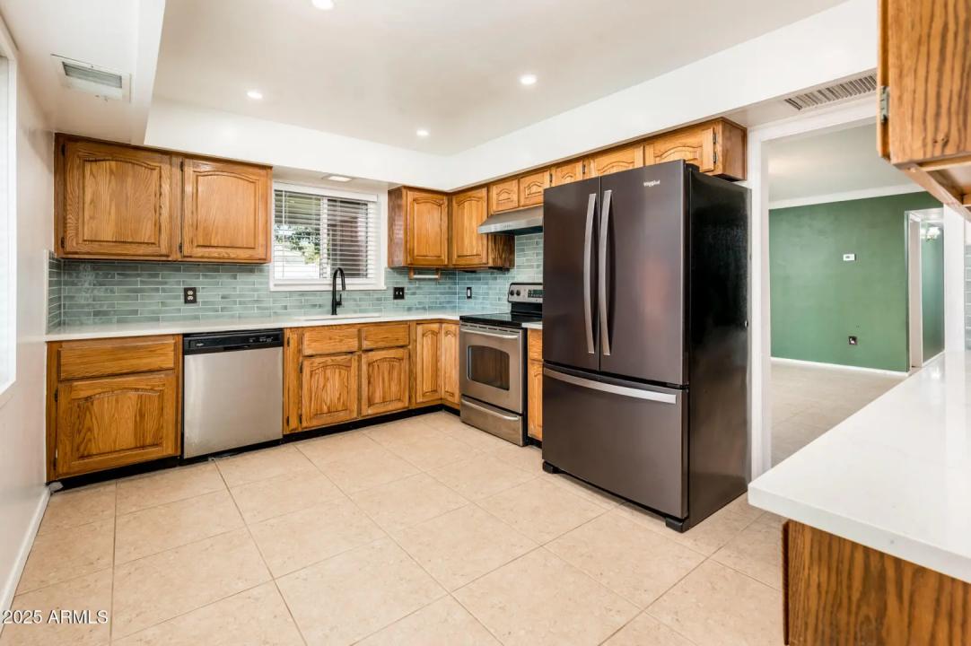 Real Estate Picture 4