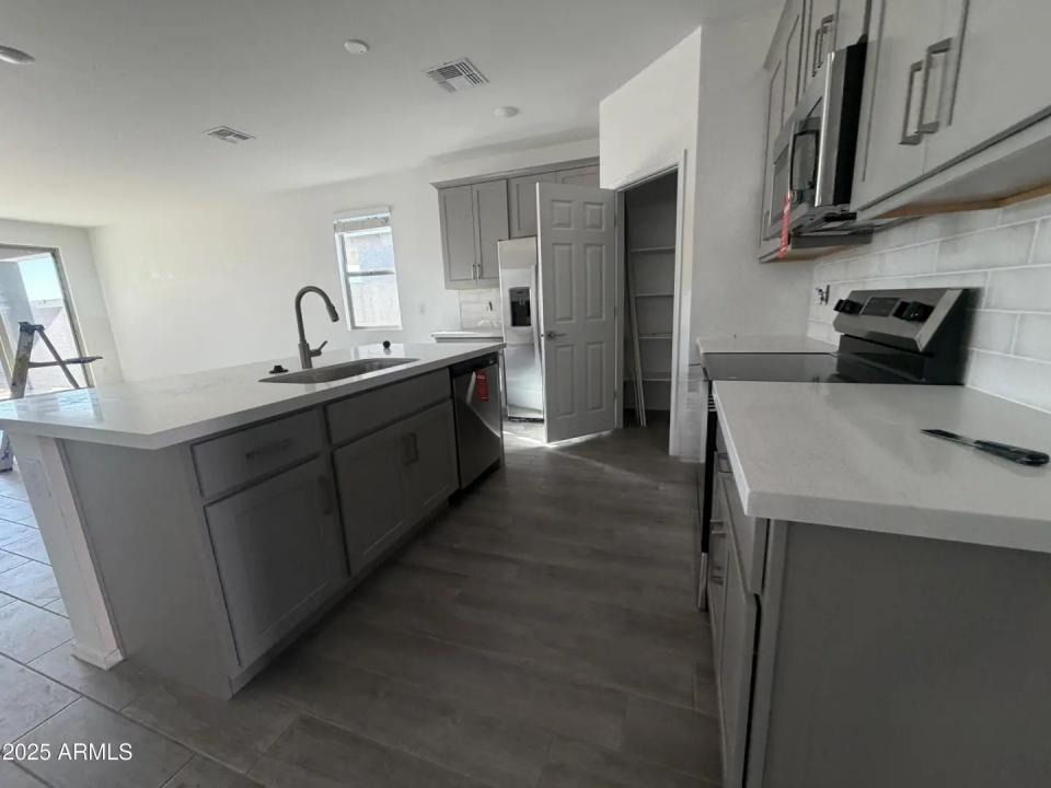 Real Estate Picture 4