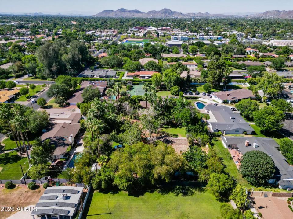 Real Estate Picture 12