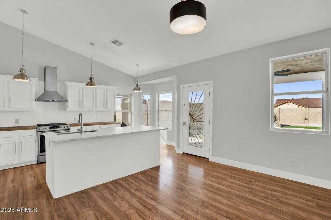 Real Estate Picture 11