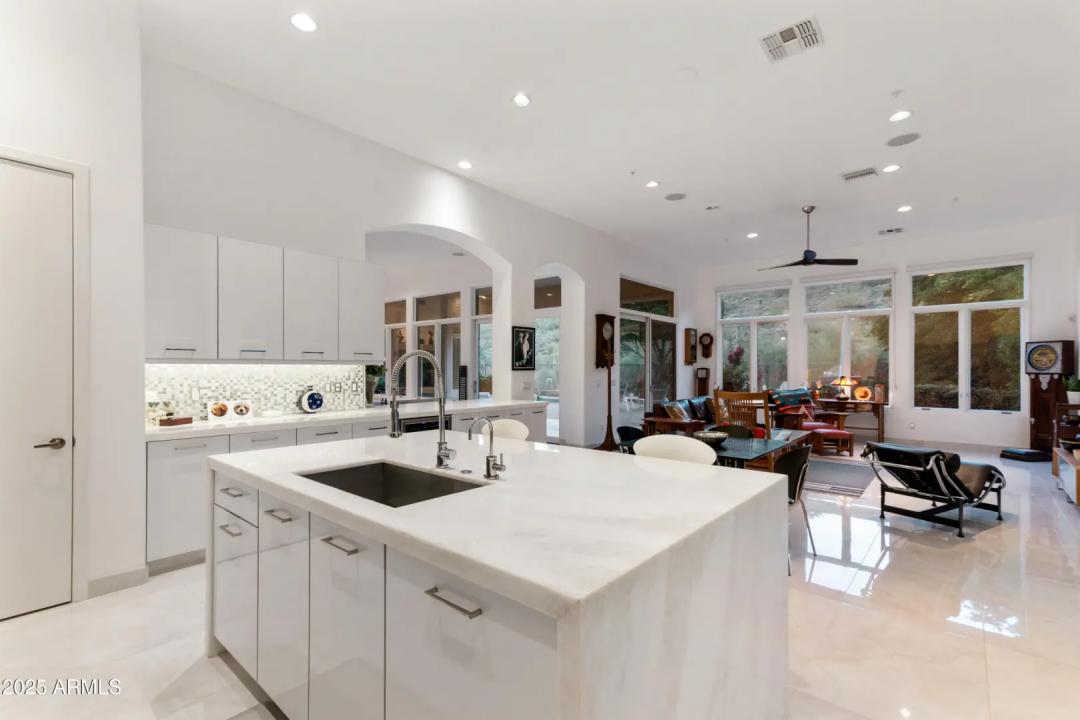 Real Estate Picture 12