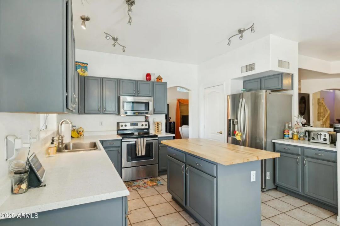 Real Estate Picture 4