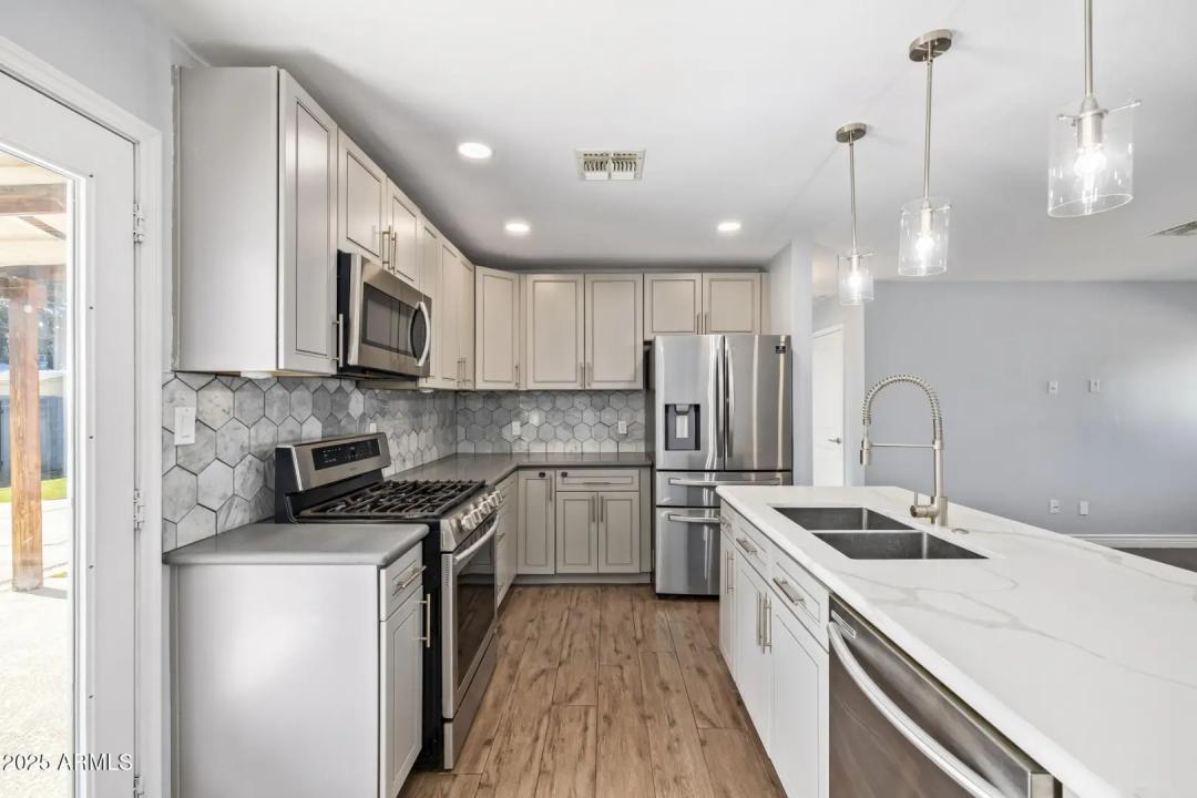 Real Estate Picture 3