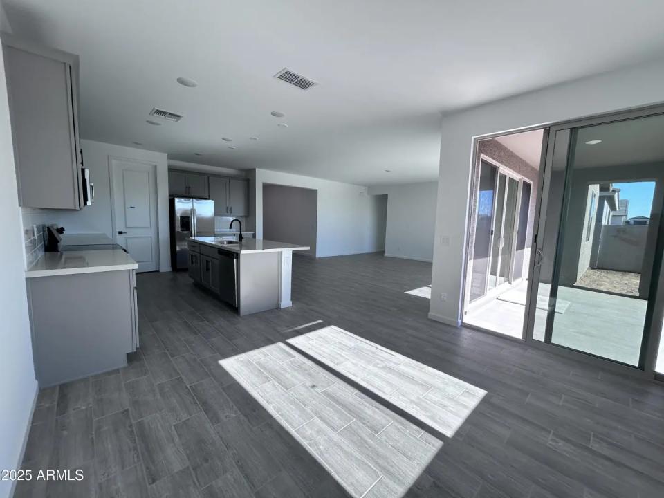 Real Estate Picture 12