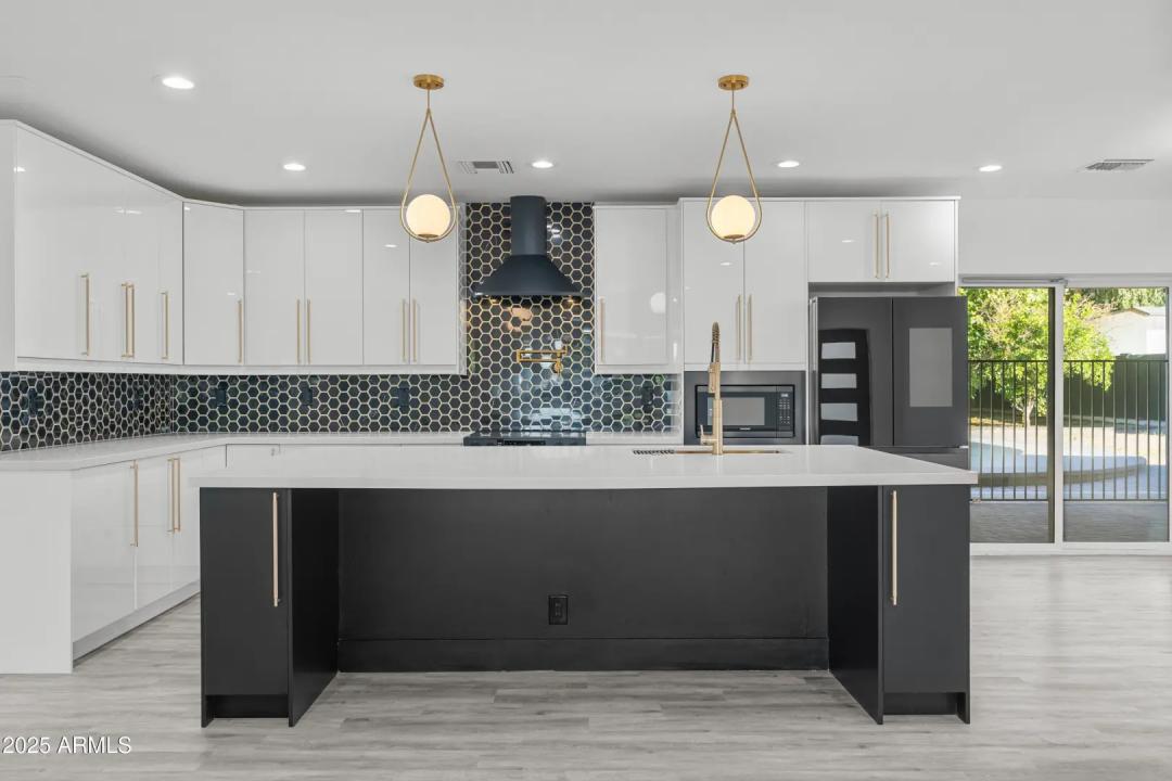 Real Estate Picture 8