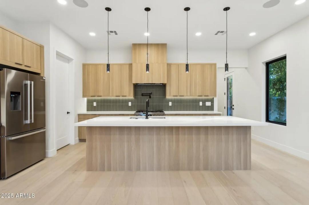 Real Estate Picture 5