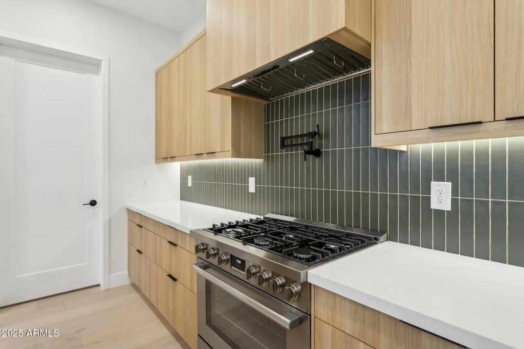 Real Estate Picture 11