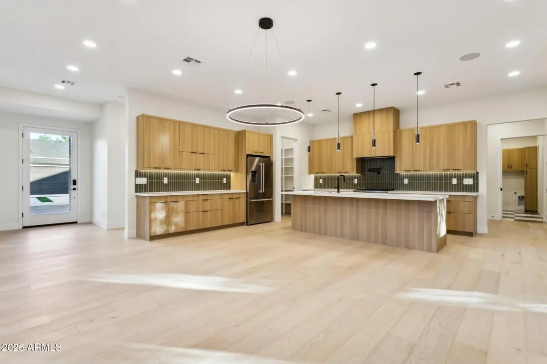 Real Estate Picture 6