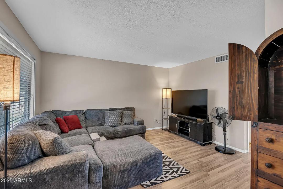 Real Estate Picture 5