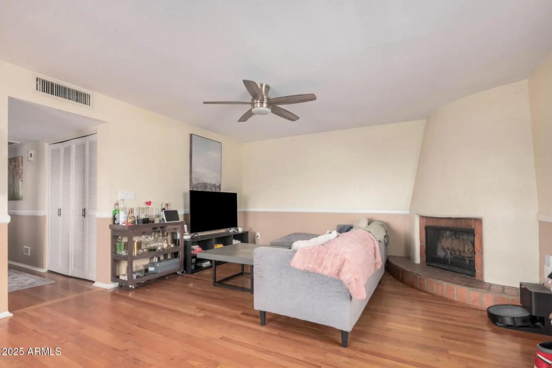 Real Estate Picture 4