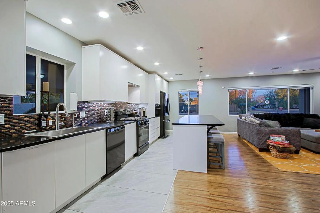 Real Estate Picture 3