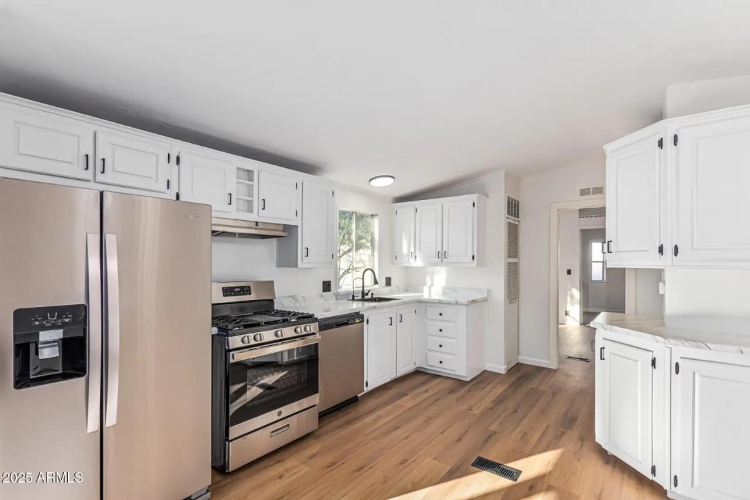 Real Estate Picture 4