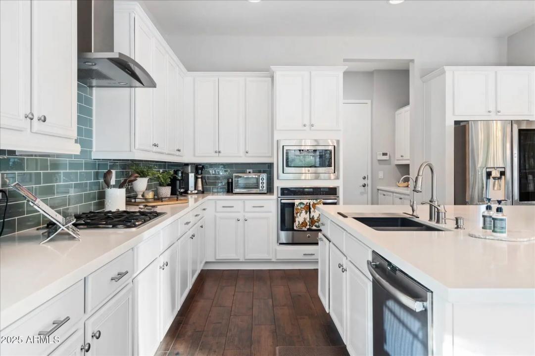 Real Estate Picture 3