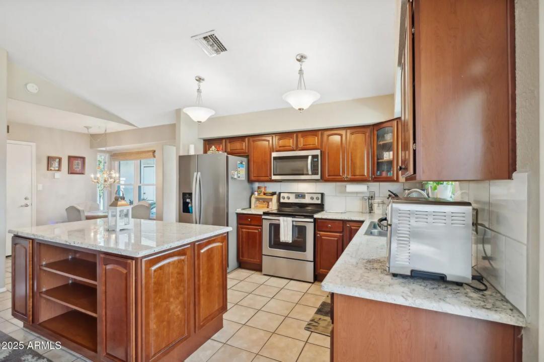 Real Estate Picture 3