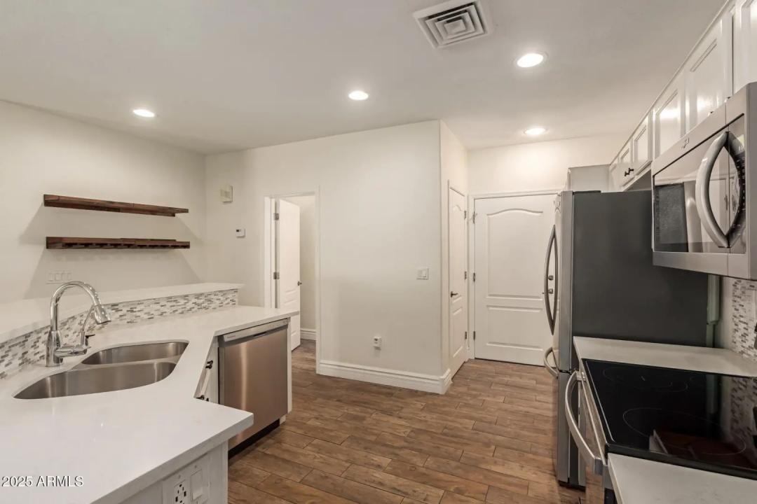 Real Estate Picture 12