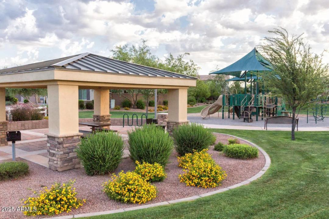 Real Estate Picture 18