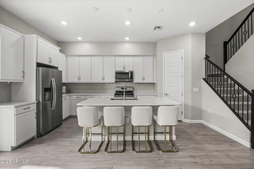 Real Estate Picture 4