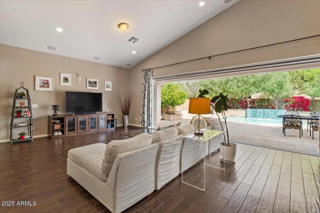 Real Estate Picture 18