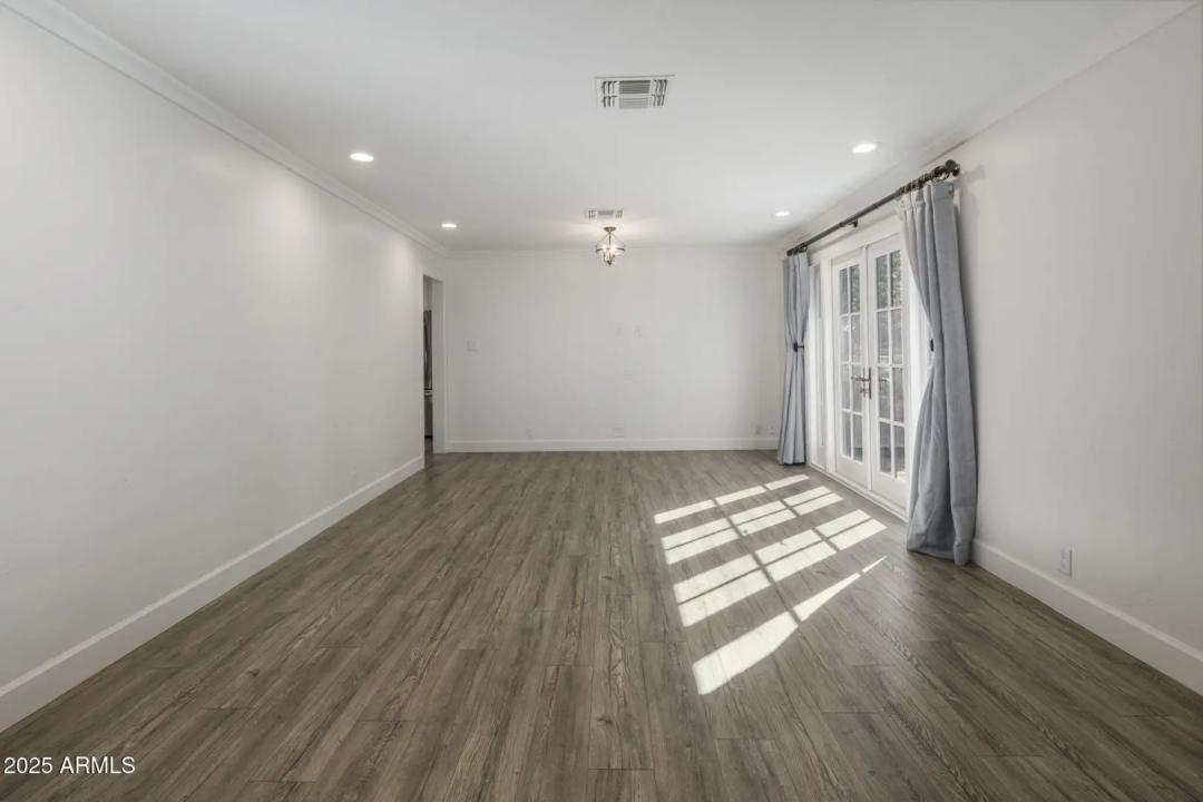 Real Estate Picture 7