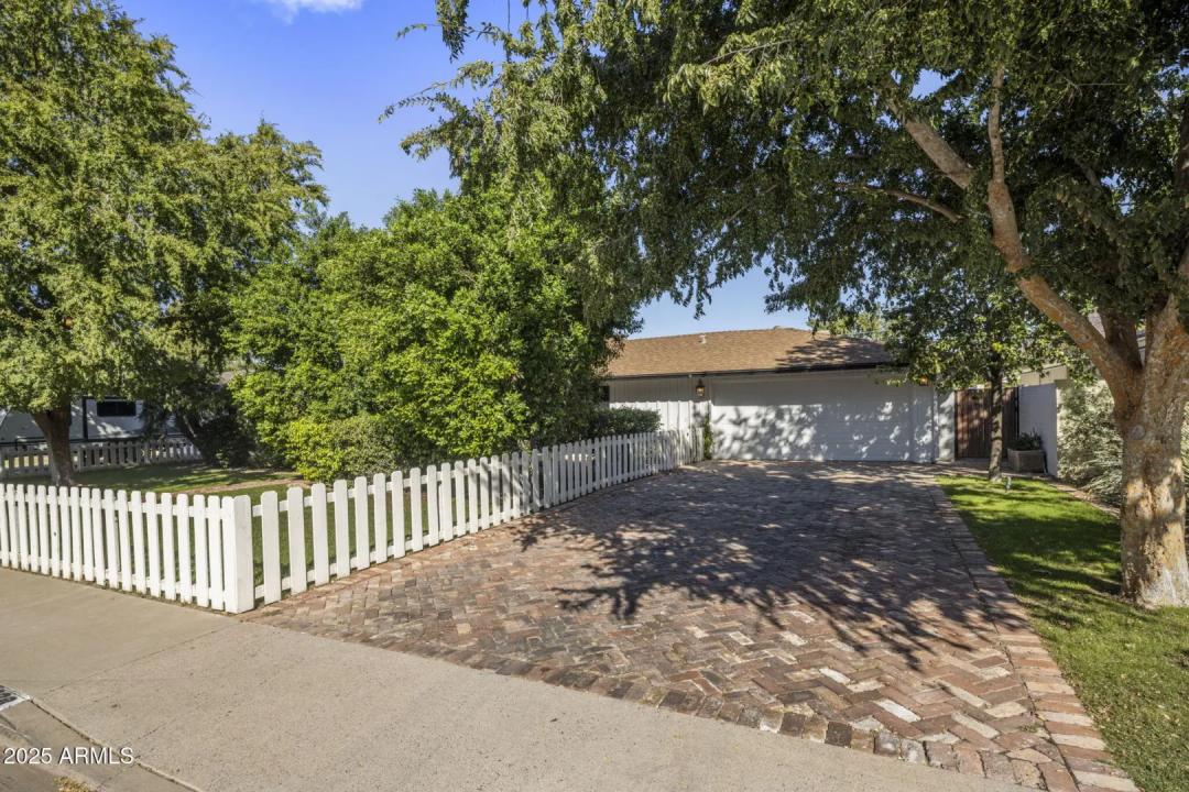 Real Estate Picture 3