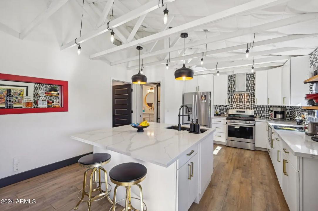 Real Estate Picture 12